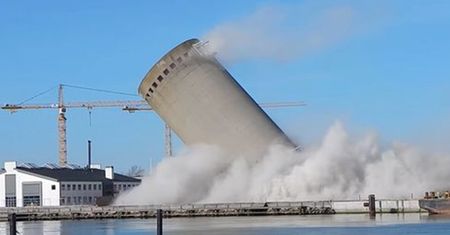 Burzyli ogromny silos. Coś poszło nie tak i setki ton betonu uderzyły w budynki