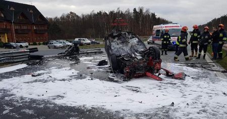 Tragiczny wypadek na trasie S8. Po uderzeniu w barierę kierująca spłonęła w aucie