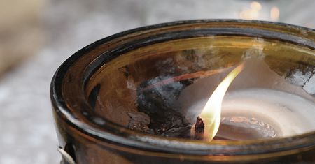 Znicz za 60 zł będzie płonąć "wiecznie". Cyfryzacja cmentarzy i nekropolie online