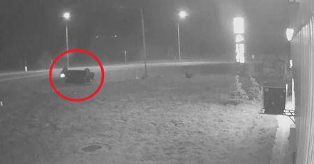 Audi wypadło z drogi, dachowało. Nagranie ku przestrodze