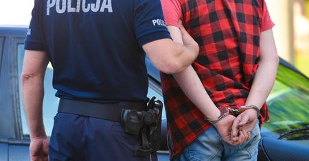 Zgłosił na policję rozbity reflektor w aucie. Trafił za kratki