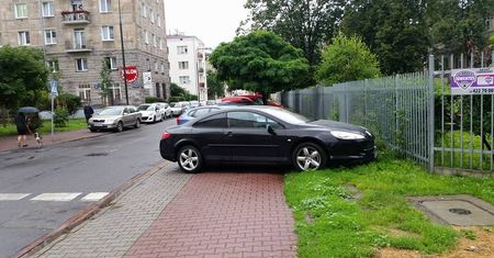 Odholowali auto bo… zniszczyliby je wkurzeni warszawiacy