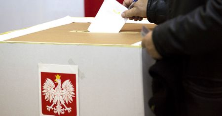 Mija rok od wyborów. PiS ciągle na szczycie