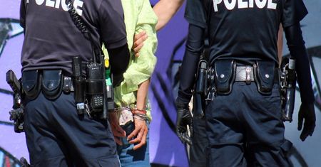 USA. Próbował pocałować 9-latkę. Jej matka pobiła go metalową rurą