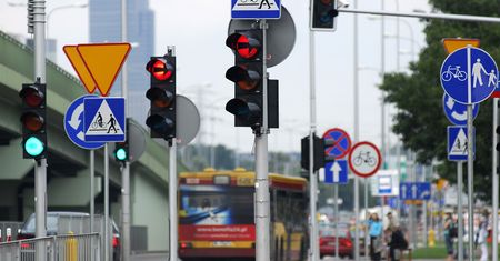 Pierwszeństwo na skrzyżowaniu nie takie oczywiste? Internauci mają wątpliwości