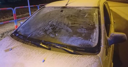 Nawet 500 zł mandatu za szron na szybie. Solidnie przygotuj auto do jazdy