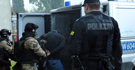 Cegłów. Obława na złodziei i wybuch bankomatu. Akcja antyterrorystów