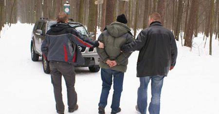 Były nauczyciel postrzelił znajomą i uciekł do lasu