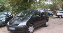 Na wyschniętych i rozjeżdżonych trawnikach można parkować