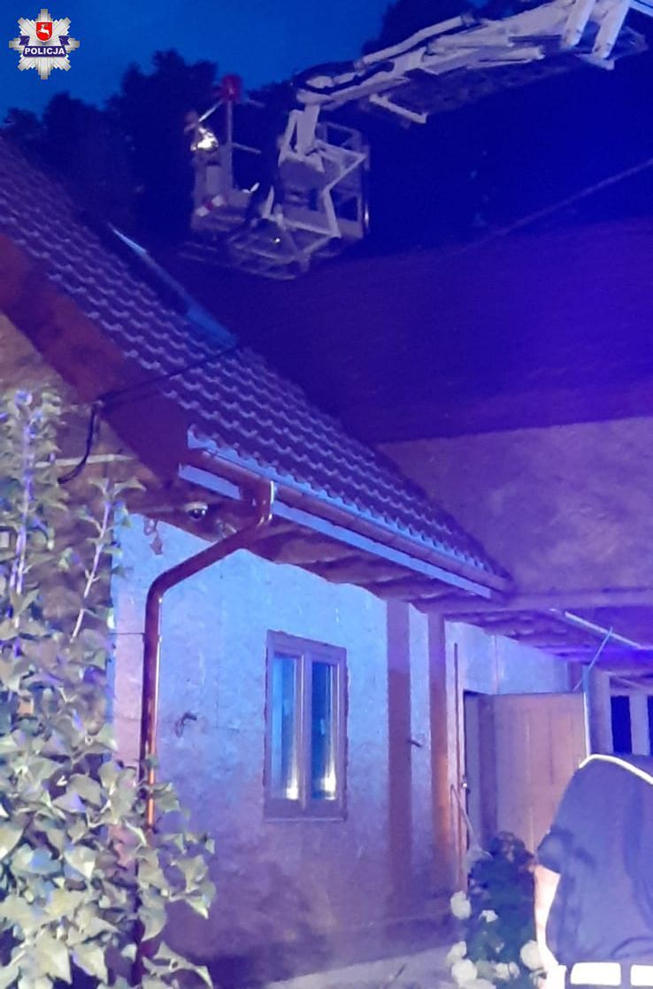 Mężczyzna schował się na dachu za kominem