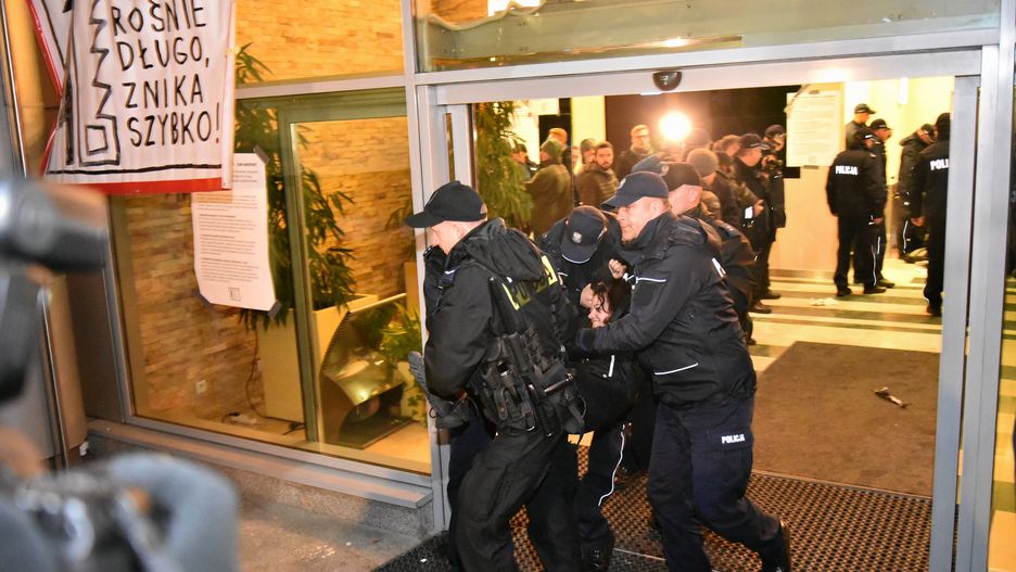 Policja wynosi protestujących z siedziby Lasów Państwowych w Warszawie