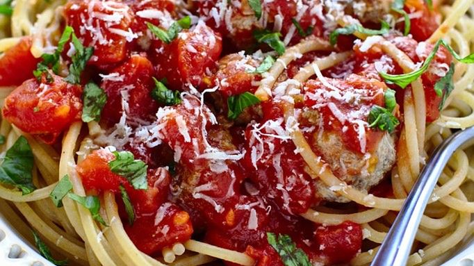 Makaron spaghetti z klopsikami w sosie pomidorowym. Ekspresowe danie