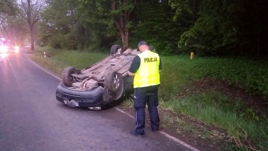 Orneta (woj. warmińsko-mazurskie). Kłótnia partnerów zakończyła się dachowaniem 