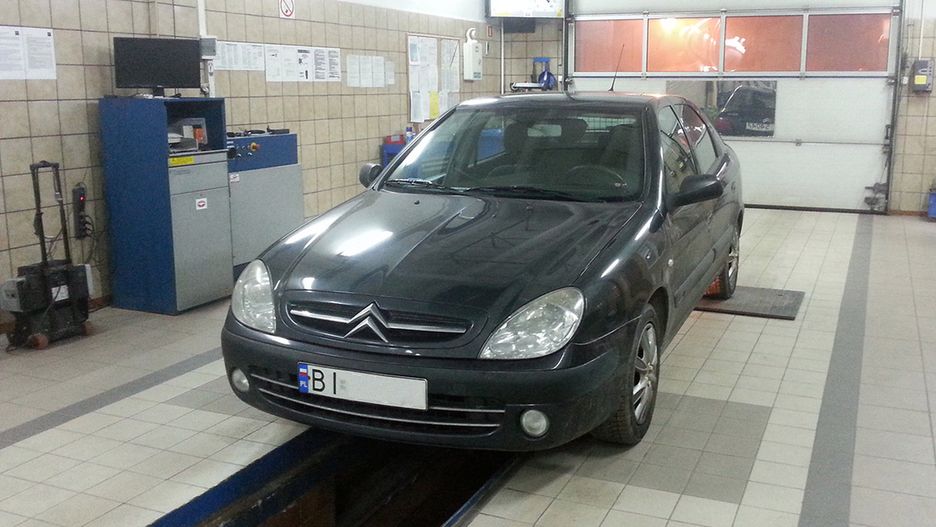 Samochód na ścieżce diagnostycznej