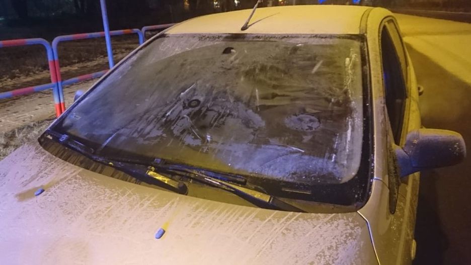 Użycie wycieraczek w mroźny poranek to zwykle za mało