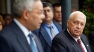 Colin Powell (z lewej) i Ariel Szaron na konferencji prasowej