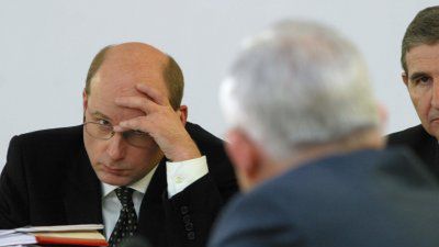 Jan Rokita słucha wyjaśnień premiera (fot. PAP/Tomasz Gzell)