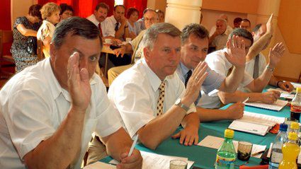 Radni zagłosowali za odwołaniem aresztowanych samorządowców