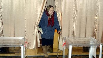 Starsza mieszkanka Kijowa głosuje