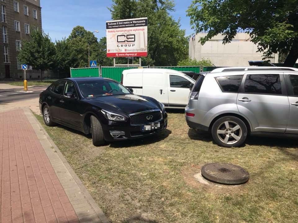 Wiceburmistrz Pragi Północ nakryty. Zaparkować na trawniku to wielki wstyd