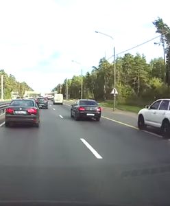 Wyprzedzał poboczem ciąg samochodów. Karma przyszła wyjątkowo szybko