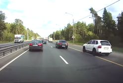 Wyprzedzał poboczem ciąg samochodów. Karma przyszła wyjątkowo szybko