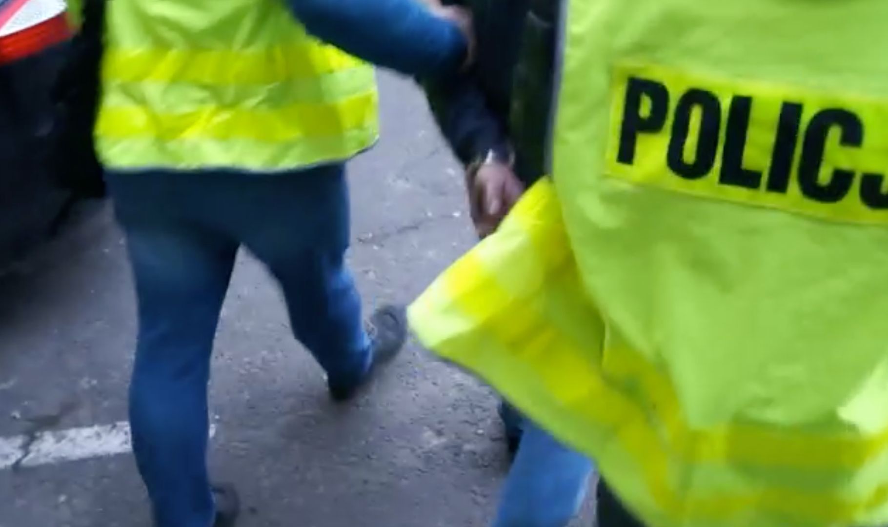 Zaatakowali policjantów. Ruszyli na nich z siekierami