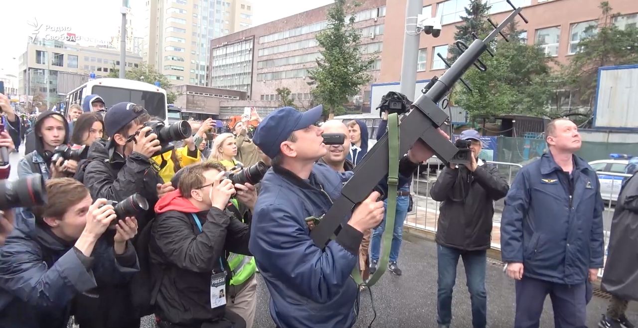 Rosja. Policja w Moskwie użyła zagłuszarki do przechwycenia drona (wideo)