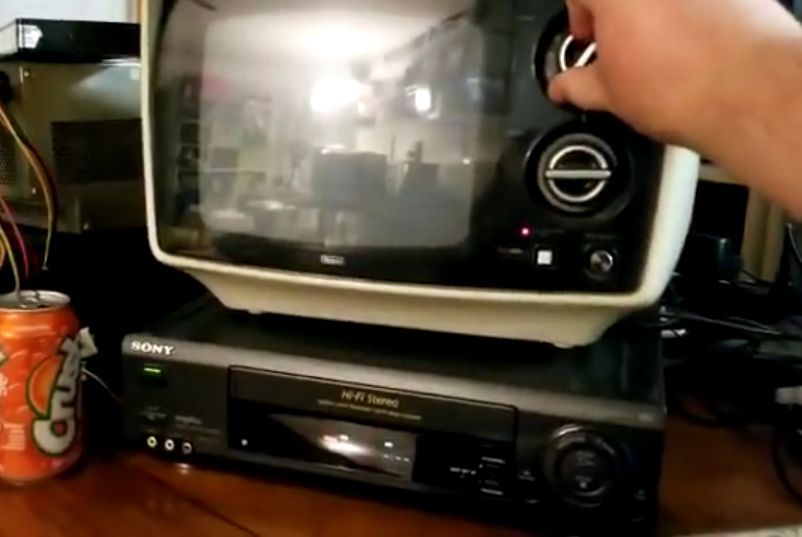 Kupił kasetę VHS z napisem "niespodzianka" w sklepie z rupieciami. Postanowił sprawdzić, co na niej jest