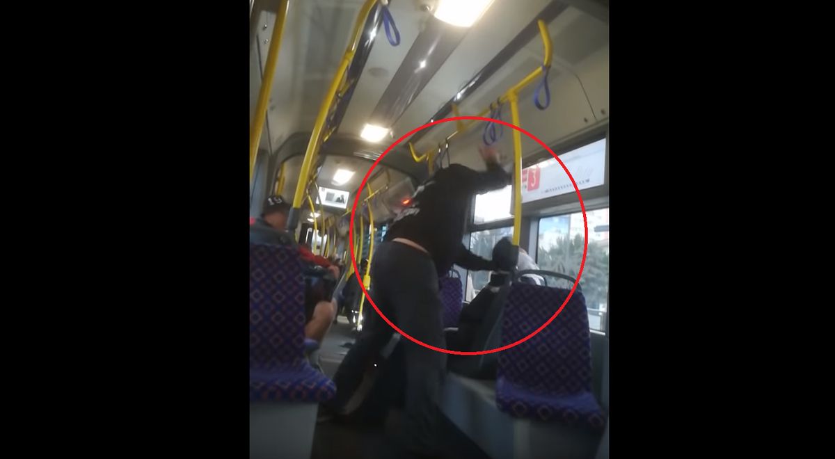 Bydgoszcz. Brutalny atak na starszego mężczyznę w tramwaju. "Jeszcze słowo"