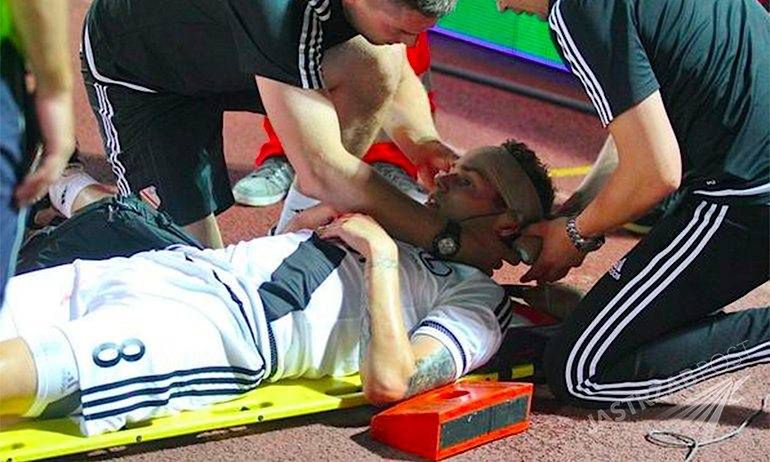 Skandal na meczu w Albanii. Polski piłkarz trafiony kamieniem w głowę! [ZDJĘCIA + WIDEO]