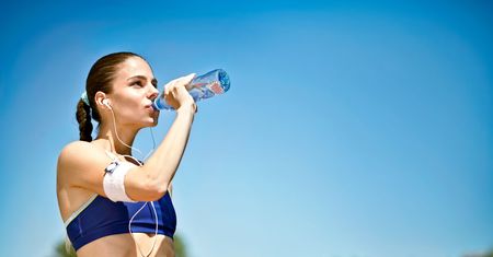 Biustonosze sportowe w promocyjnych cenach. Niezbędnik każdej kobiety fit