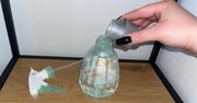 Zamiast do pralki wlałam go do butelki z wodą i spryskałam meble. Usunął z nich cały kurz