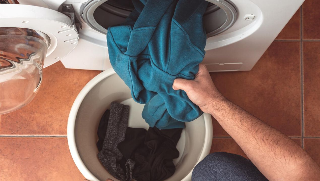 To te ubrania śmierdzą po wyjęciu z pralki. Przyczyną wcale nie są Twoje błędy w ich praniu