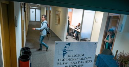 W Poznaniu przenieśli szkołę do centrum handlowego. Przez fatalny stan budynku