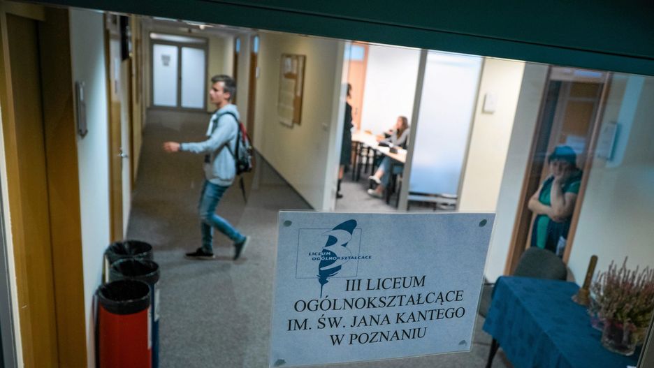 O nowej siedzibie III LO w Poznaniu informują kartki na drzwiach