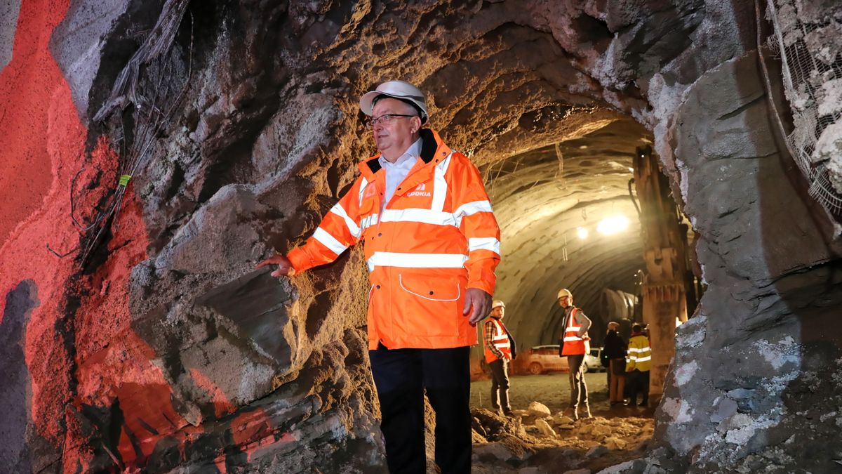 Minister infrastruktury Andrzej Adamczyk w tunelu drążonym na zakopiance.