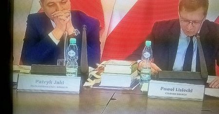 Bojkotowana woda eksponowana podczas posiedzenia komisji. Internauci zareagowali błyskawicznie