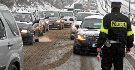 Gigantyczne korki na zakopiance. Śnieg sparaliżował Zakopane i drogi