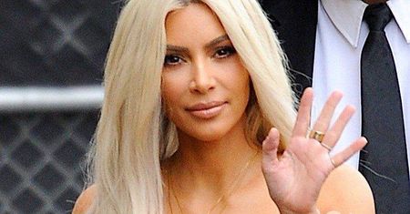 Kim Kardashian z odkrytymi piersiami poszła do telewizji! W takim stroju paradowała po ulicy [ZDJĘCIA]