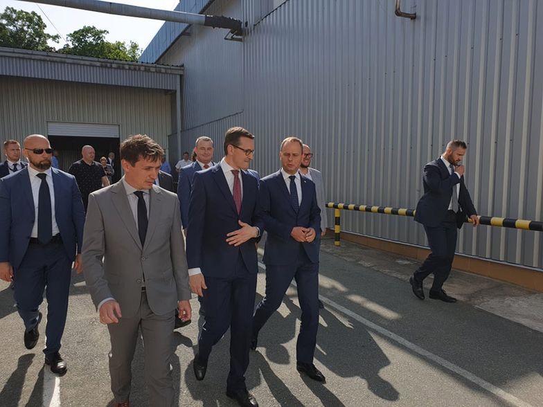 Premier Mateusz Morawiecki podczas wizyty w firmie Staropolanka w Polanicy-Zdroju.