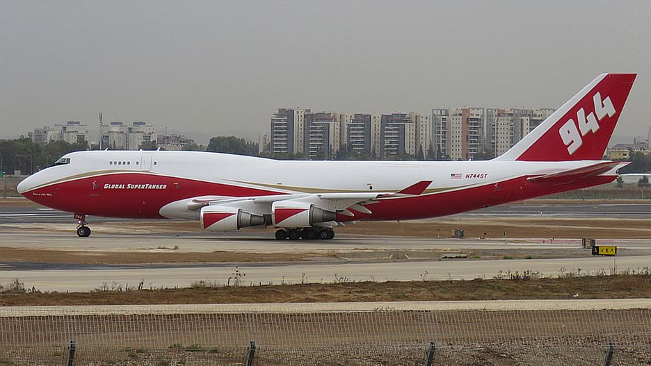 Boeing 747 Supertanker gasi pożar w Amazonii