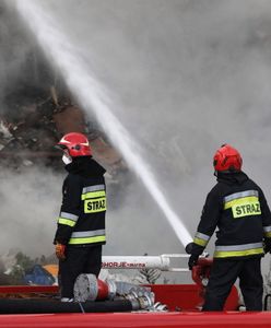 Studzianki: strażacy wciąż walczą z pożarem wysypiska. "Zaczynamy opanowywać ogień"