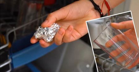 Włożyła do zmywarki kulkę z folii aluminiowej. Efekt był widoczny gołym okiem