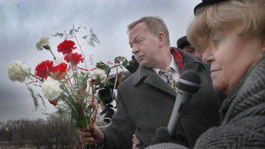 Z mostu Śląsko-Dąbrowskiego rzucono do Wisły wiązanki upamiętniające śmiertelny skok dwóch akowców, którzy uciekali przed gestapo bezpośrednio po zamachu