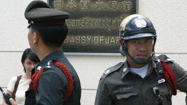 Policja przed ambasadą w Bankoku