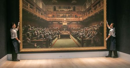 "Devolved Parliament" Banksy'ego sprzedany za fortunę. Dzięki brexitowi
