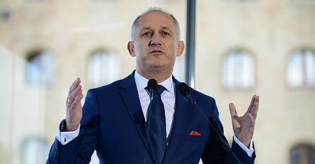 Oburzenie po słowach Sławomira Neumanna. "Najrozsądniej byłoby, gdyby wszystkie ofiary były w jednym, wspólnym grobie"