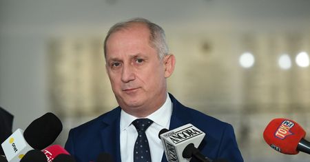 PO chce nadzwyczajnego posiedzenia Sejmu ws. afery w KNF.  Mazurek: nie ma takiej potrzeby