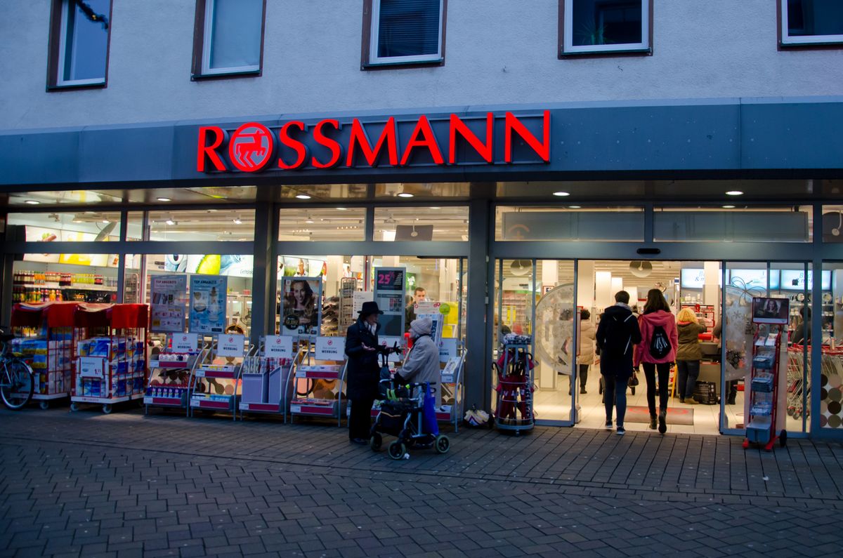Rossmann – promocja -55% na kolorówkę. Od poniedziałku, 16 września w atrakcyjnej cenie kupimy kolorowe kosmetyki